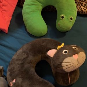 Neck buddy pillows